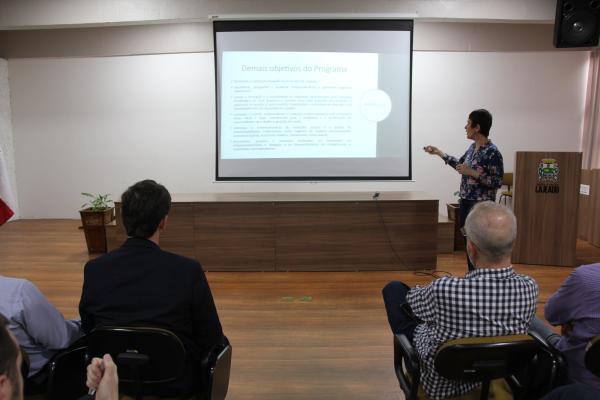 Apresentado no evento por Cíntia Agostini, o edital objetiva a aceleração de negócios no município