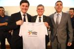 Caumo, Theophilo e Renner com a camiseta do Pacto Lajeado pela Paz<br />Foto: Divulgação 