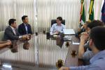 Equipe da Samsung se reuniu com o prefeito em seu gabinete<br />Foto: Pietra Darde 