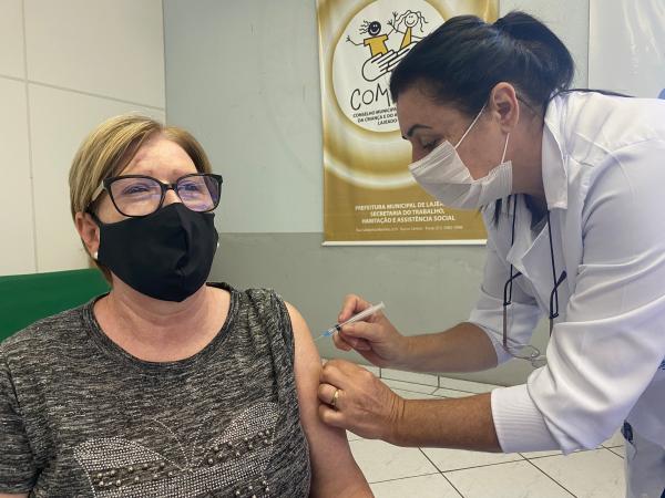 abina Fachini, de 60 anos, recebeu a primeira dose da vacina nesta manhã.