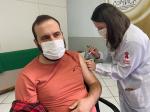  Jamerson Augusto Locatelli, de 39 anos, recebeu a primeira dose da vacina contra a Covid-19<br />Foto: Maiara Rovêa 
